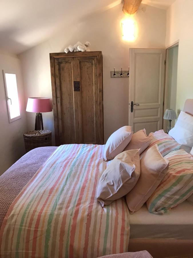 Les Gouts Et Les Couleurs Aparthotel Cucuron Exterior photo